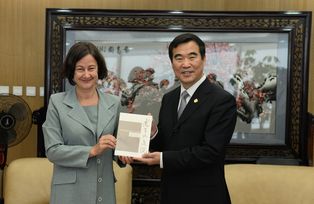 Ausbau der Kooperation mit der Bejing Foreign Studies University in China, Oktober 2014