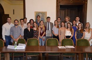 Der Botschafter Argentiniens Edgardo Malaroda im Kreis der argentinischen Studierenden, Juni 2018