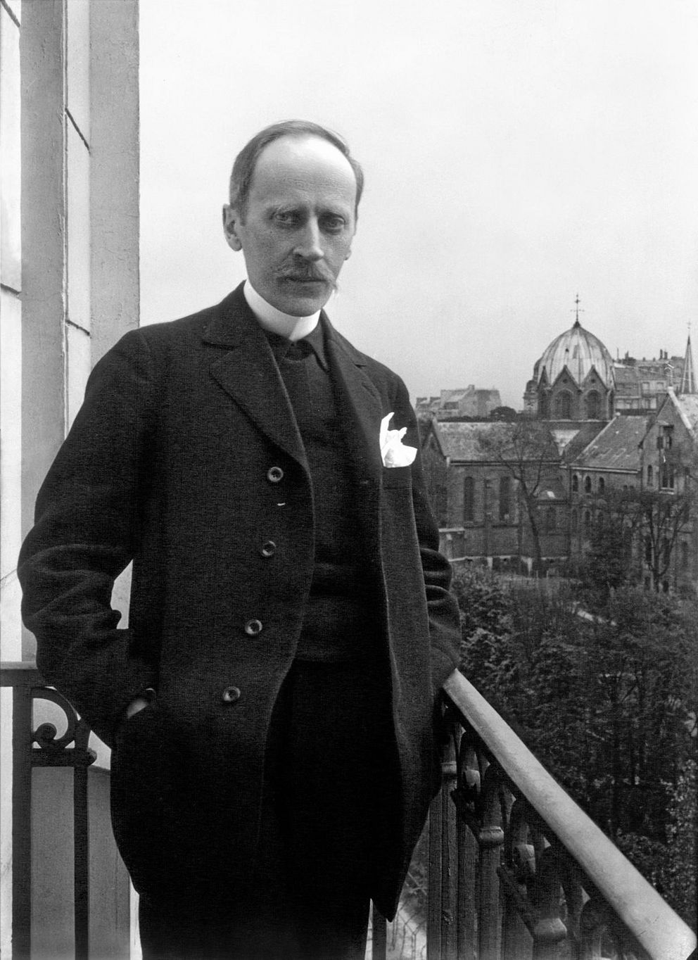Romain Rolland de face au balcon, Meurisse, 1914 (Wikipedia commons)