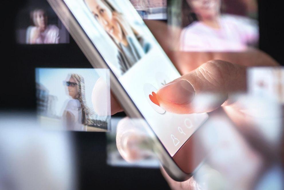 Symbolbild: Bedienung einer Online-Dating-Plattform auf dem Smartphone