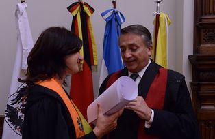 Die Ehrendoktorin mit dem Rektor der Universidad del Salvador Carlos Ignacio Salvadores de Arzuaga