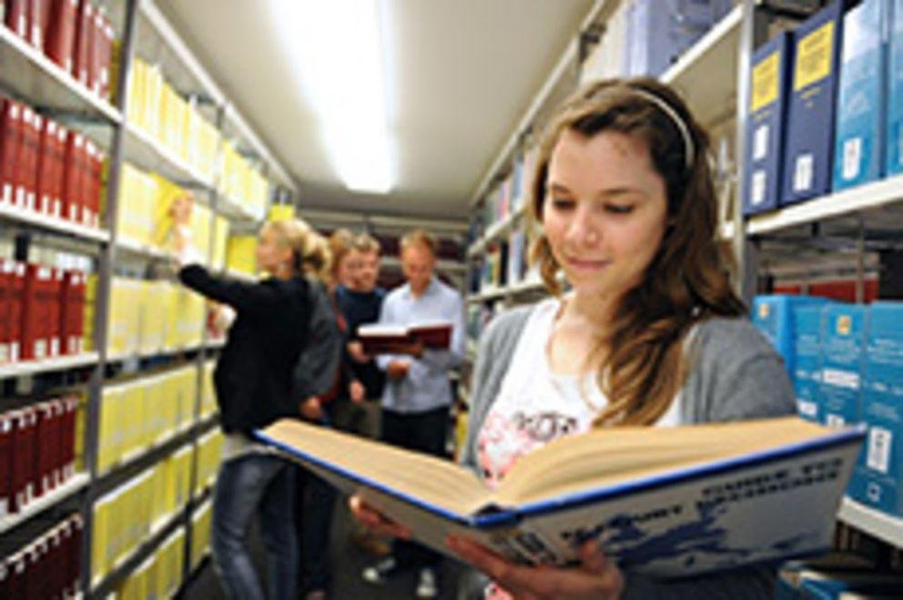 Studierende in der Universitätsbibliothek Passau Studierende in der Universitätsbibliothek Passau