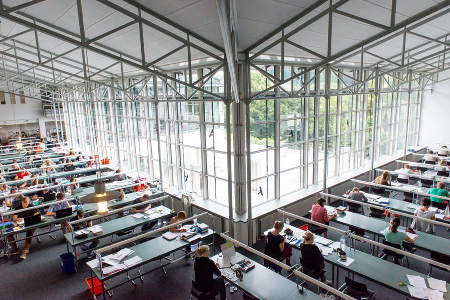 Studenten lernend in der Universitätsbibliothek