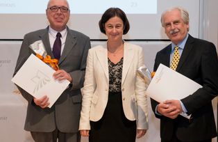 Verleihung des Preises für besondere Verdienste um die Internationalisierung der Universität Passau an Prof. Dr. Hans Ziegler (li.) und an Prof. Dr. Ernst Struck (re.), November 2014 