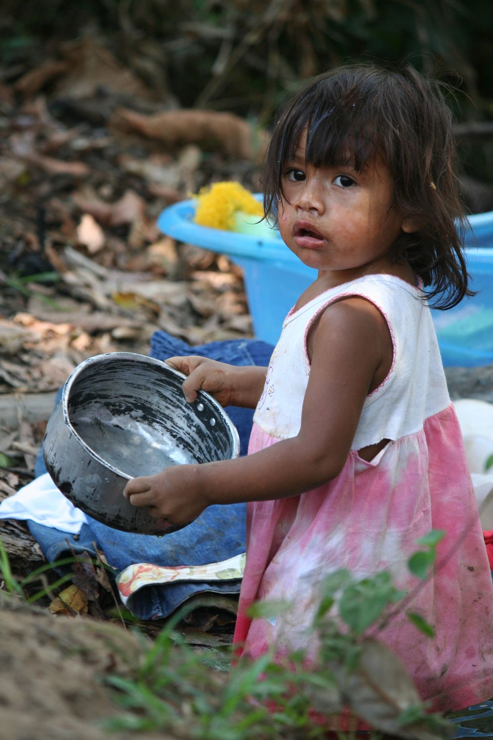Johanna Fischotter: Das indigene Volk der „Akwẽ Xerente“ wäscht die Kleidung im Fluss. Dieses Mädchen hilft mit. (Tocantins, Terra Indigena - Nähe Tocantinia, 20.09.2014)