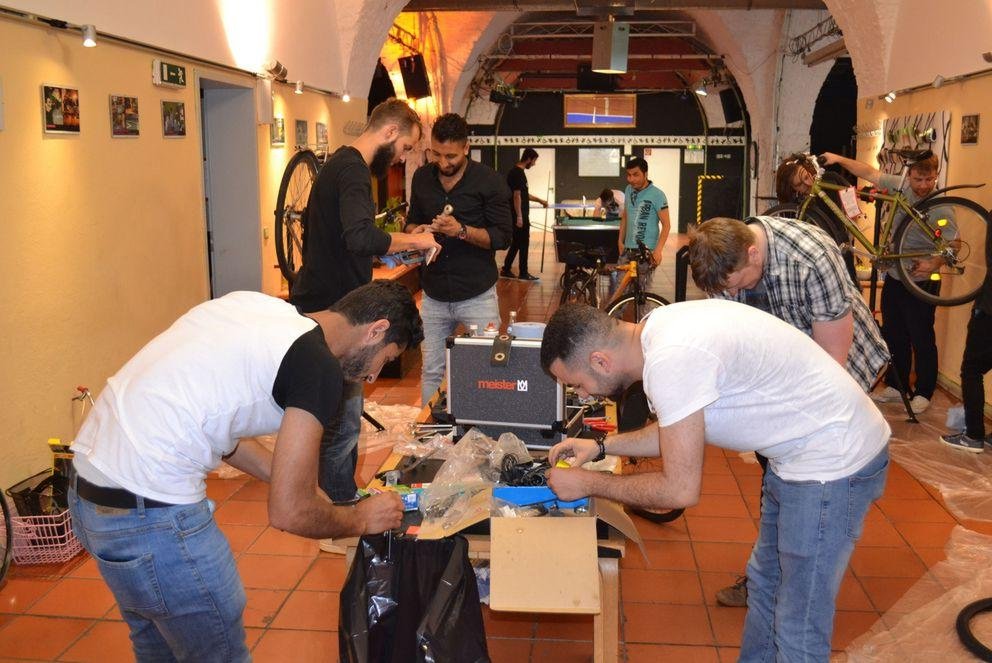 Studierendenprojekt "Fahrradcafé" schafft Kontaktzonen zwischen Einheimischen und Geflüchteten