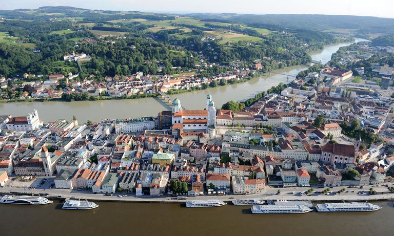 Luftansicht der Stadt Passau mit den Flüssen Inn und Donau