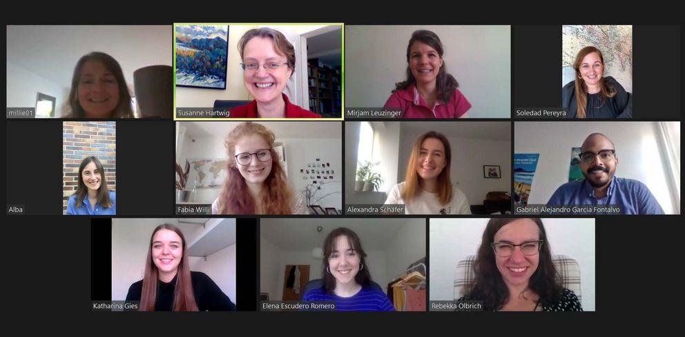 Das Lehrstuhl-Team: Petra Millies-Bald, Susanne Hartwig, Mirjam Leuzinger, Soledad Pereyra, Alba Gómez González, Fabia Willi, Alexandra Schäfer, Gabriel Alejandro García Fontalvo, Katharina Gies, Elena Escudero Romero, Rebekka Olbrich Das Lehrstuhl-Team: Petra Millies-Bald, Susanne Hartwig, Mirjam Leuzinger, Soledad Pereyra, Alba Gómez González, Fabia Willi, Alexandra Schäfer, Gabriel Alejandro García Fontalvo, Katharina Gies, Elena Escudero Romero, Rebekka Olbrich