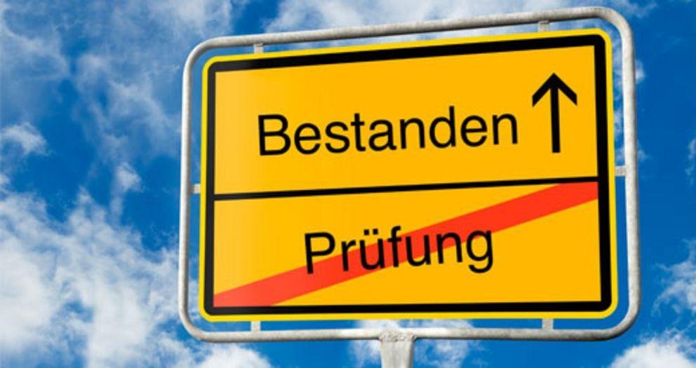 Prüfungsleistungen Prüfungen an der Universität Passau - Ortsschild bedruckt mit Bestanden