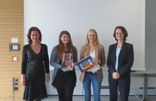 Frau Prof. Dr. Ursula Reutner, Frau Marie-Claire Pfeiffer, Frau Teresa Lang, Frau Prof. Dr. Hartwig nach der Preisverleihung zum Fotowettbewerb