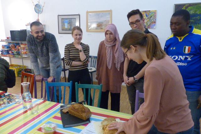 Gemeinsames Brot brechen - Projekt "Solidarity Bread"