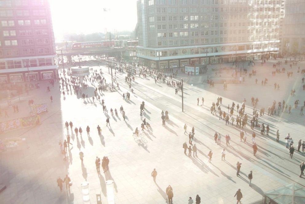 Bild vom Alexanderplatz in Berlin; Artikel von Prof. Dr. Zehnpfennig zu den Wahlerfolgen der AfD