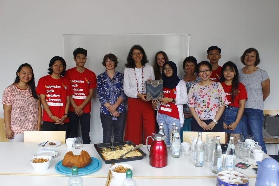 Youth Delegation and Members of Southeast Asian Studies Department