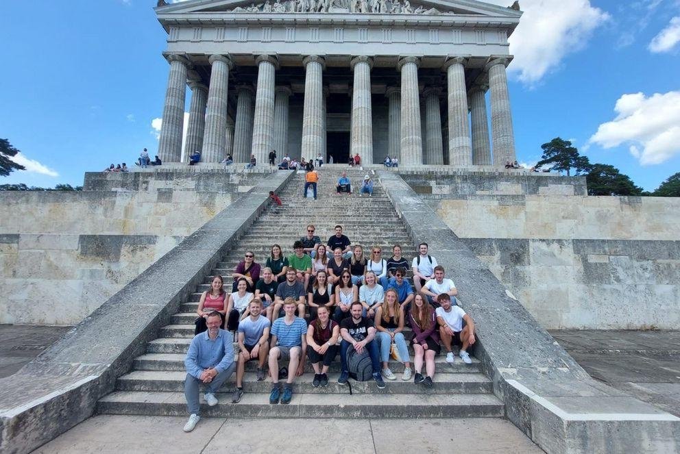 Gruppenfoto an der Walhalla. Foto: PaNGeo Vorstand Gruppenfoto an der Walhalla bei der Sommerhütte 2022