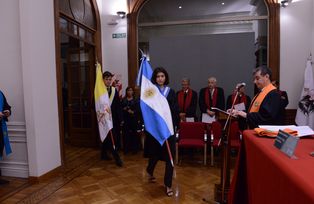 Einzug der Fahnenträger mit der Flagge Argentiniens und der des Vatikans