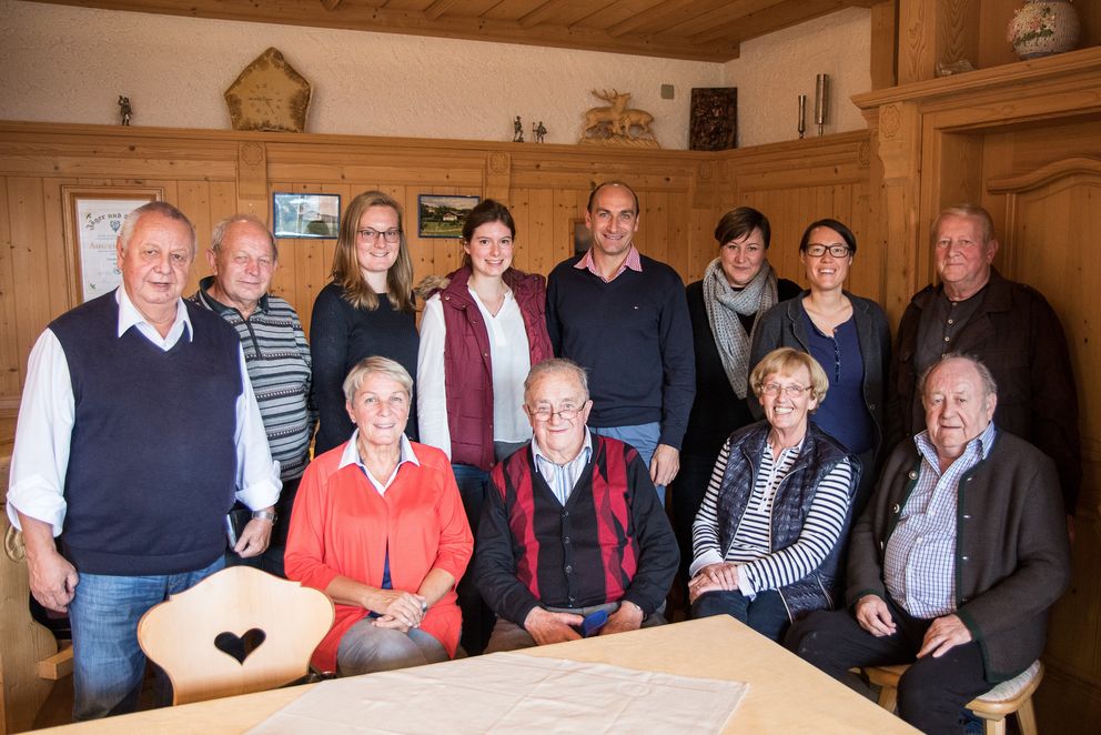 Bürgermeister Ernst Kandlbinder (4.v.r., stehend), Andrea Rothkopf (Projektmanagementbüro Rothkopf) (3.v.r., stehend), Janine Maier (2.v.r., stehend), Ina Voshage (3.v.l., stehend) und Julia Hackl (Professur für Regionale Geographie) (4.v.l., stehend) und Mitglieder des Seniorenbeirates der Gemeinde Mauth-Finsterau. Foto: Florian Stelzer