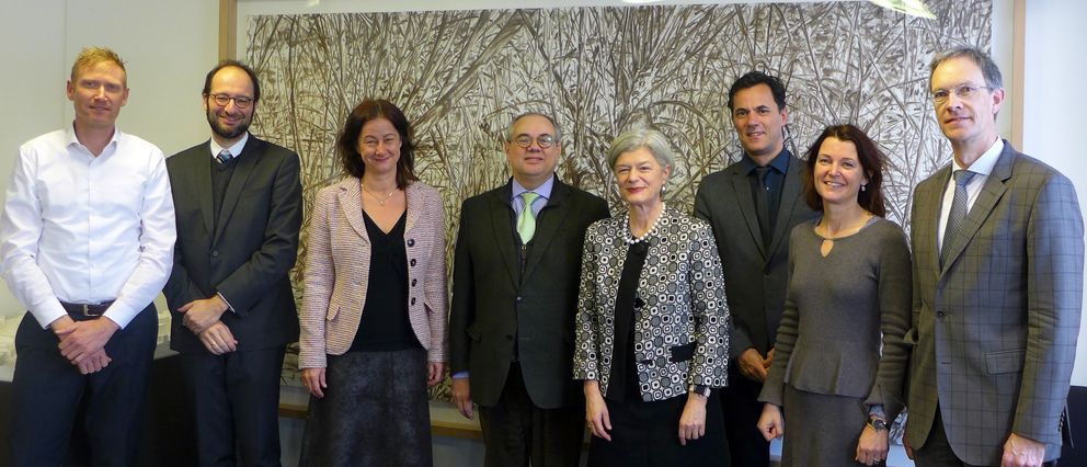 Der Generalkonsul der Französischen Republik, Pierre Lanapats, mit Prof. Dr. Carola Jungwirth sowie Prof. Dr. Michael Grimm, Prof. Dr. Harald Kosch, Prof. Dr. Ursula Reutner, Prof. Dr. Hans-Georg Dederer, Barbara Zacharias und Dr. Paul Alibert