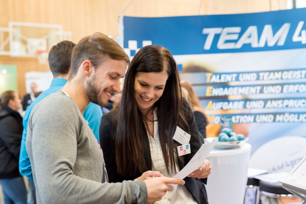 Zwei Personen auf der Karrieremesse "Campus meets Company"