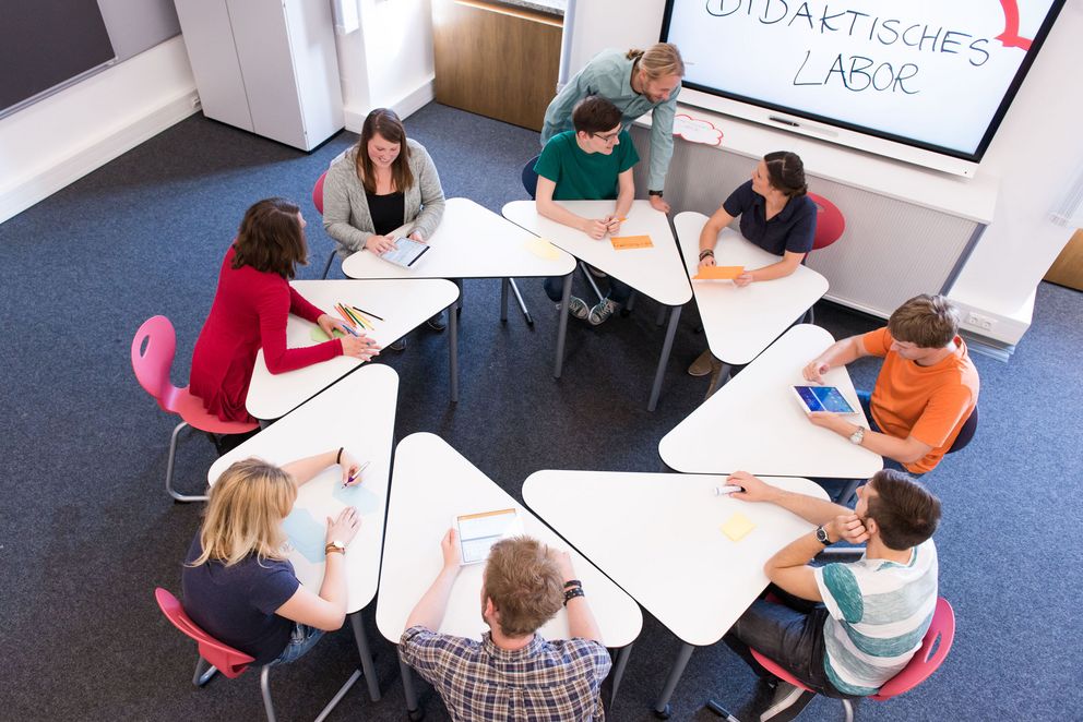 Frontalunterricht war gestern: Im "Klassenzimmer der Zukunft" macht flexibles Mobiliar neue Unterrichtsformate und -situationen möglich. Foto: Universität Passau