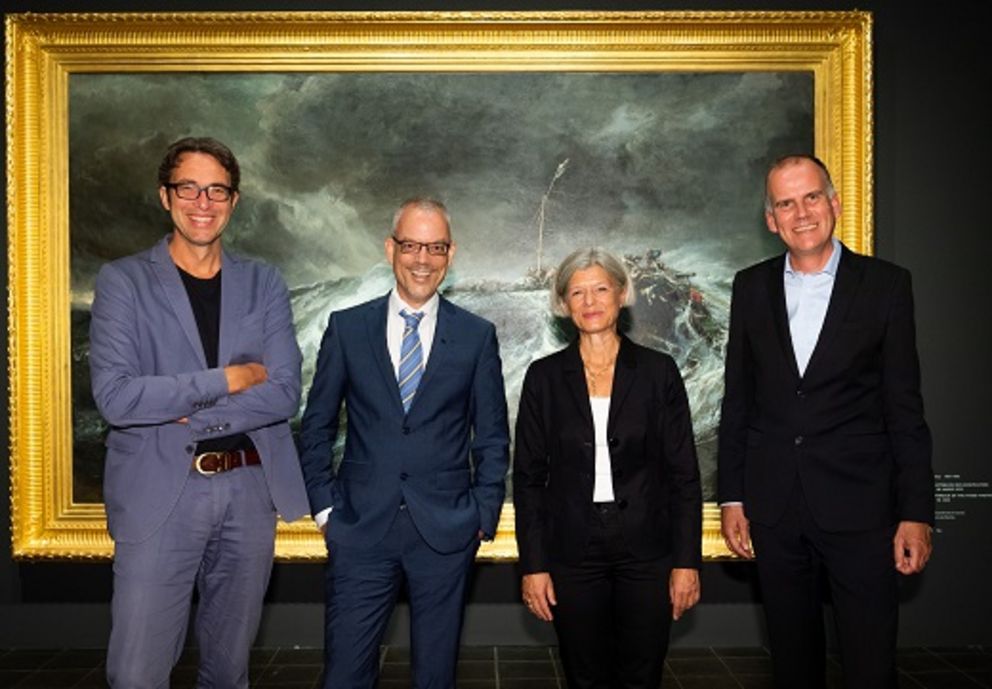 Foto mit Dr. Markus Bertsch, Prof. Dr. Christoph Martin Vogtherr, Universitätspräsidentin Prof. Dr. Carola Jungwirth und Prof. Dr. Jörg Trempler vor einem Gemälde.