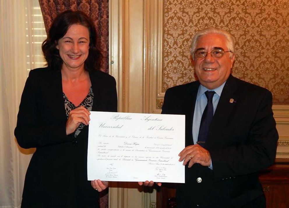 Juan Alejandro Tobías, Rektor der Universidad del Salvador, überreicht Zeugnisse, die die Passauer Studierenden auf Grundlage des ersten Abkommens erworben haben, an Prof. Dr. Ursula Reutner, Vizepräsidentin für Internationale Beziehungen der Universität Passau.