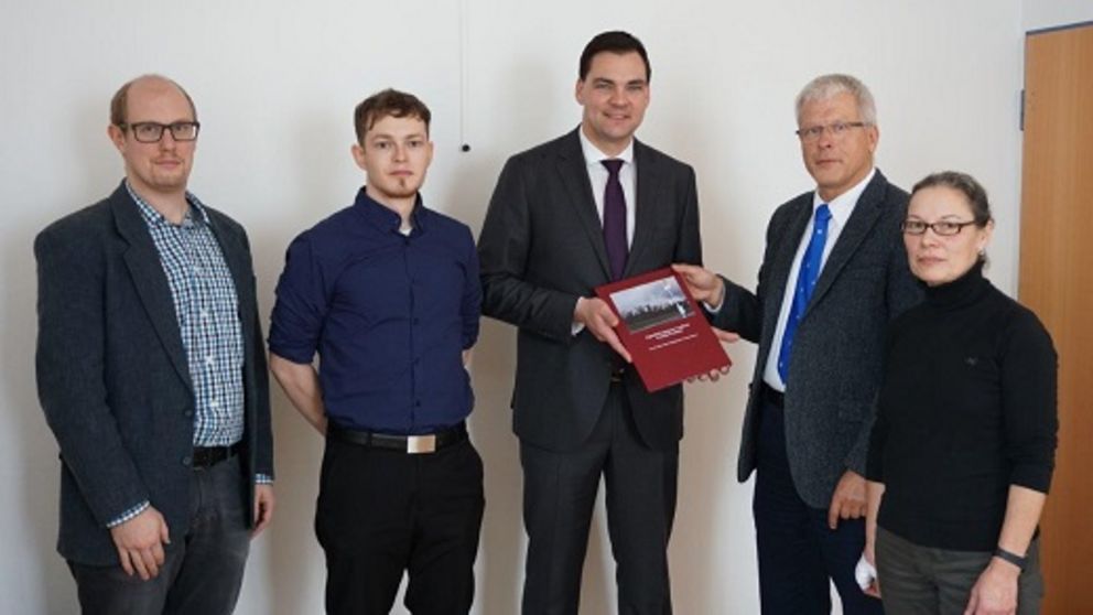 Foto mit Thomas Seidl, Cornelius Schwarz, Sebastian Gruber, Prof. Dr. Horst-Alfred Heinrich, Martina Kirchpfening