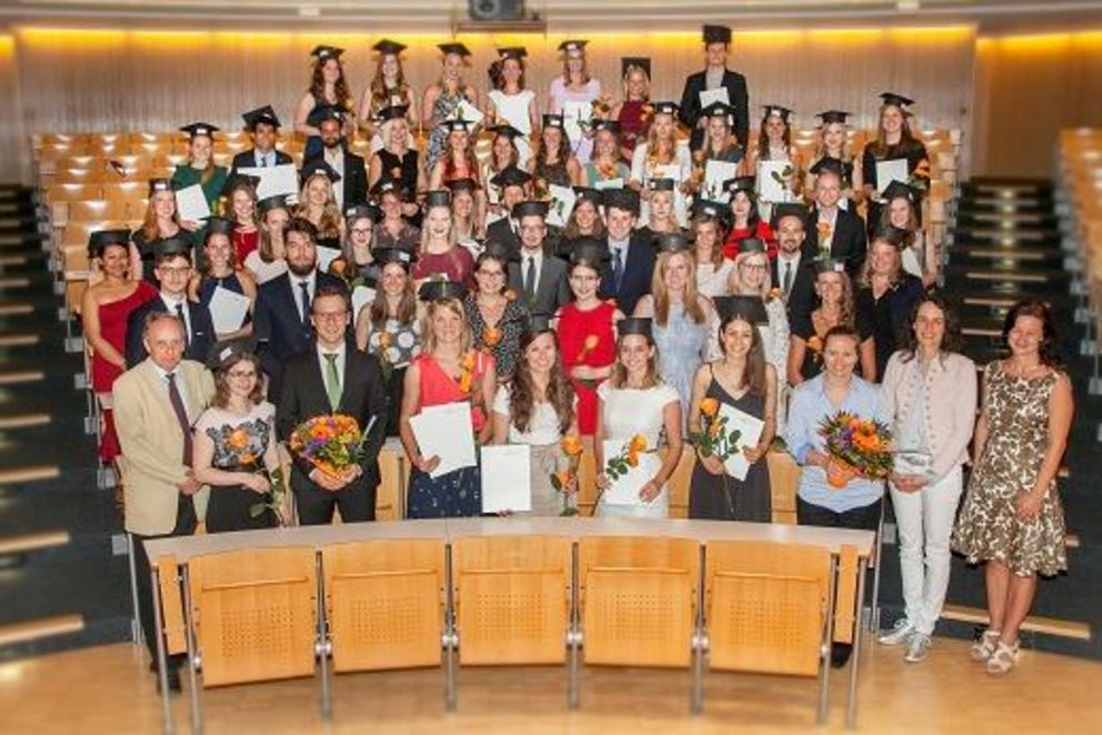 Die Absolventinnen und Absolventen des Departments für Kulturraumstudien (Foto: Atelier Kaps)