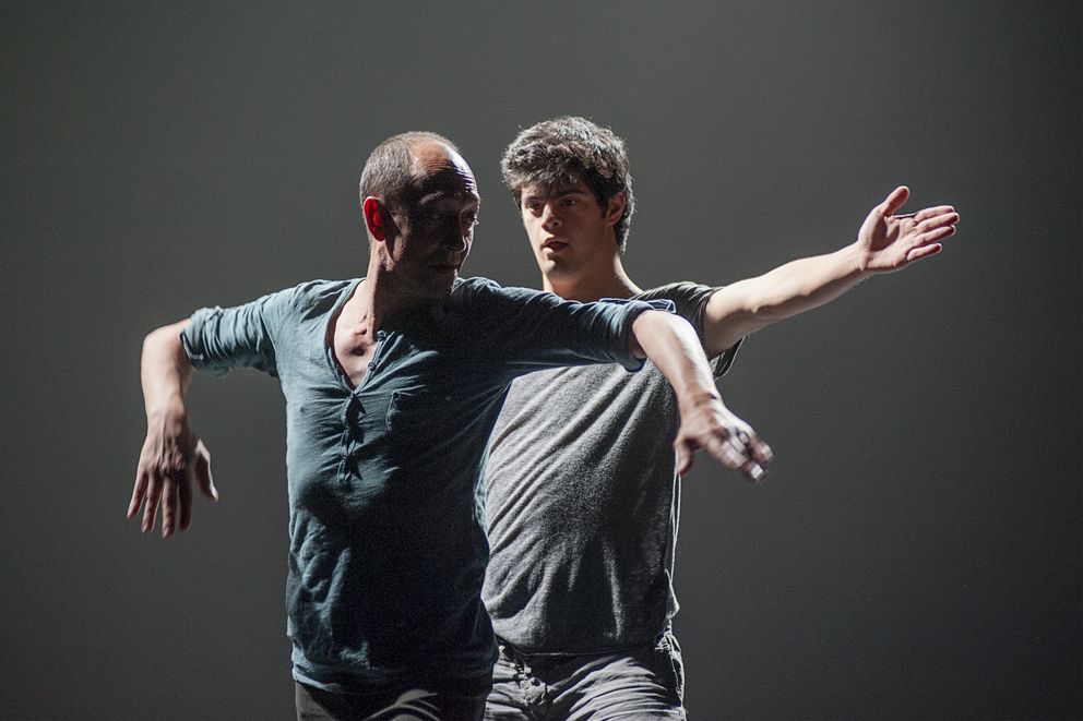 Packende Momente bot das Tanztheater Danza Mobile aus Sevilla (im Bild die Tänzer Manuel Cañadas, links, und Helliot Baeza). Foto: Danza Mobile