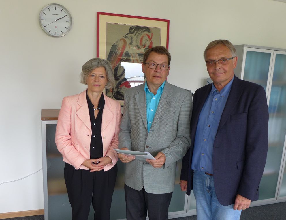 Prof. Dr. Theodor Nolte (Mitte) mit Präsidentin Prof. Dr. Carola Jungwirth und Dekan Prof. Dr. Dieter Anhuf. Foto: Universität Passau