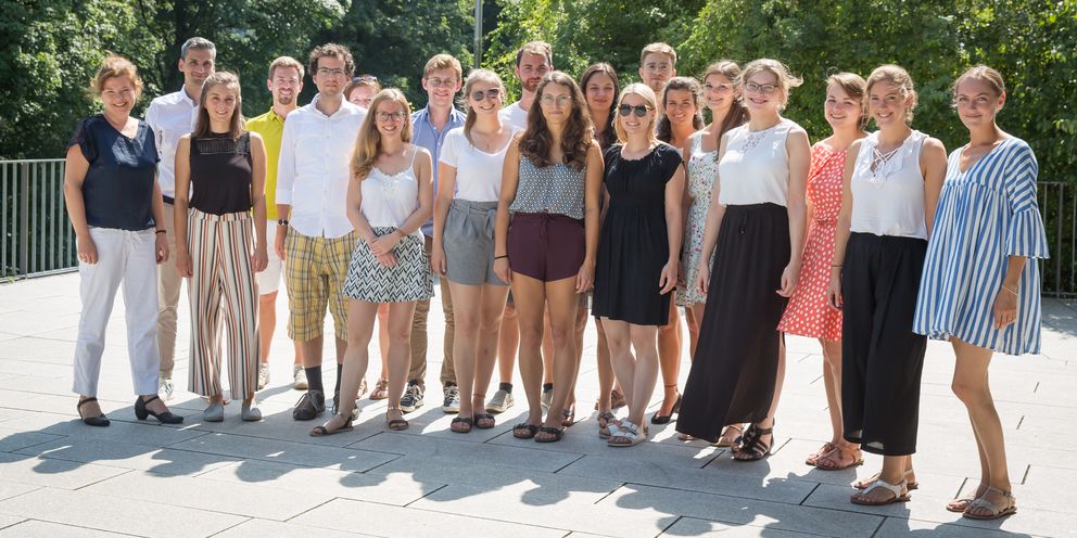Dr. Annekatrin Meißner, Prof. Dr. Rodrigo Isidor, Juror Christian Teringl und die Teilnehmerinnen und Teilnehmer der Abschlusspräsentation Social Entrepreneurship.
