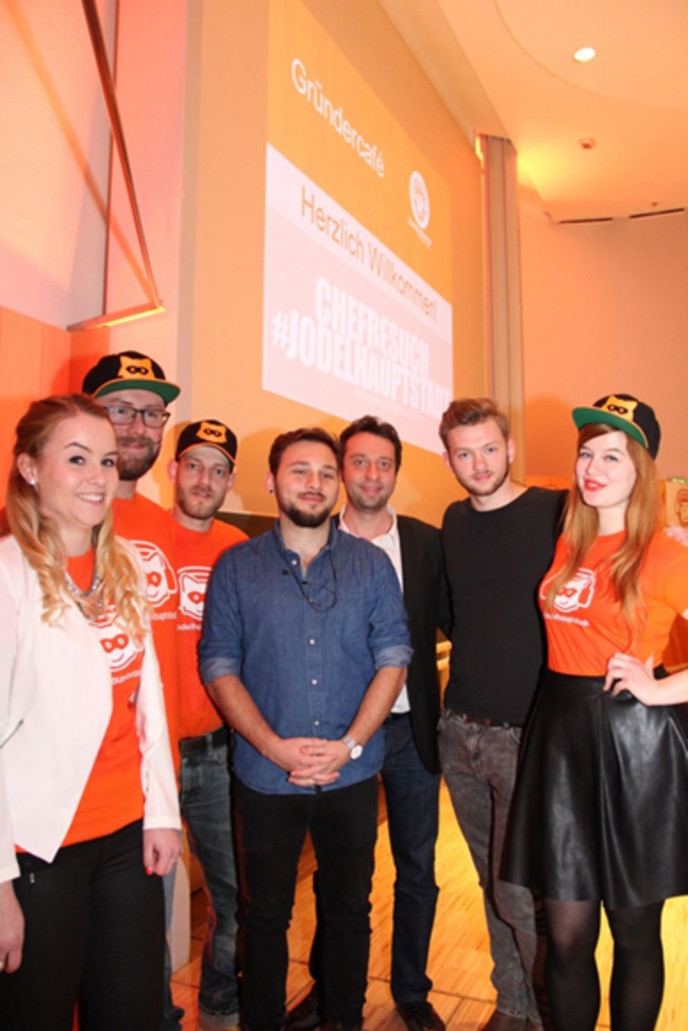Alessio Avellan Borgmeyer (Mitte) und Alexander Linewitsch (2.v.r.) stellten ihr Unternehmen „Jodel“ im „Gründercafé“ am Transferzentrum der Universität vor. Organisiert und mitgestaltet wurde der Abend von Gründungsberater Stefan Jelinek (3.v.r.) sowie von Stella Maisser (v.l.), Florian Haas, Martin Gustorf und Elisa von Köppen (r.) vom Uniradio „Campus Crew“.