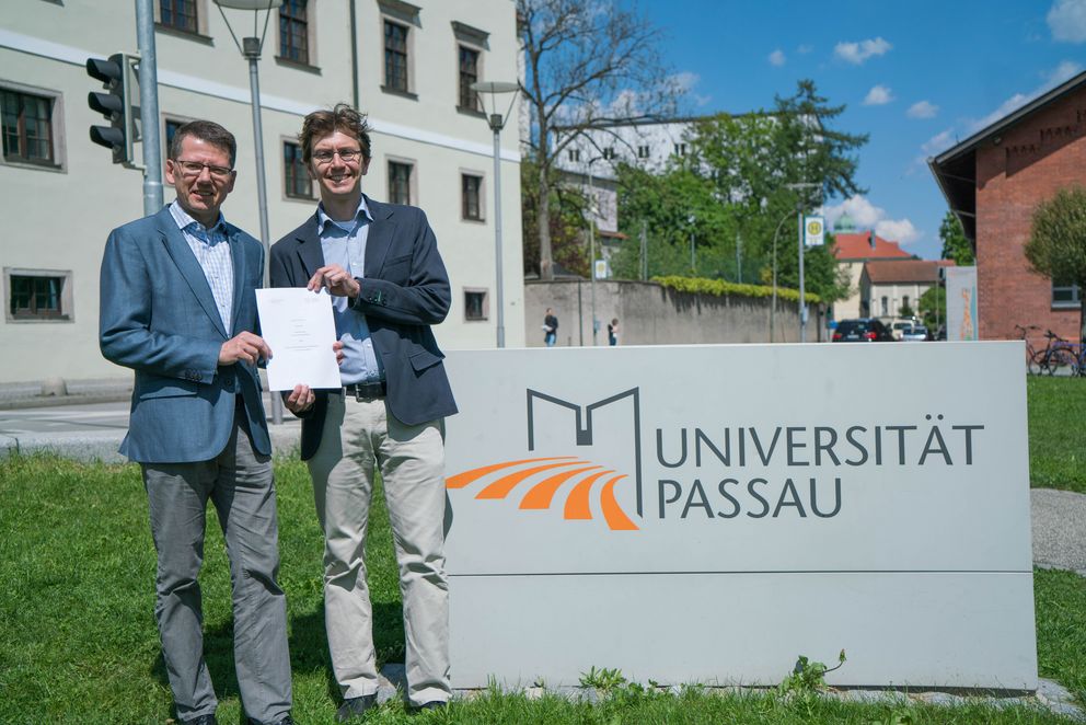 Prof. Dr. Hendrik Hansen, Prorektor der Andrássy Universität Budapest, und Prof. Dr. Daniel Göler, Sprecher des Departments für Governance und Historische Wissenschaft an der Universität Passau, mit dem Kooperationsvertrag. Foto: Universität Passau