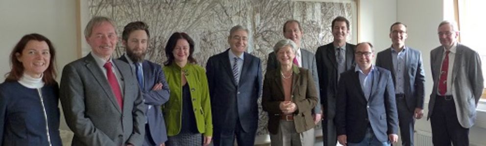 Barbara Zacharias, Leiterin der Abteilung Internationales und Studierendenservice, Prof. Dr. Joachim Posegga, Francesco Ziosi, Prof. Dr. Ursula Reutner, Generalkonsul Renato Cianfarani, Präsidentin Prof. Dr. Carola Jungwirth, Prof. Dr. Hermann de Meer, Prof. Dr. Jörg Fedtke, Prof. Dr. Detlef Urhane, Prof. Dr. Jan Schumann, Prof. Dr. Manfred Hinz