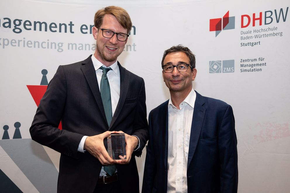 Preisträger Dr. Jan Robert Lohmann von der Universität Passau zusammen mit Laudator Dr. Stefan Rappenglück, Professor für European Studies an der Hochschule München, bei der Preisverleihung in Stuttgart.