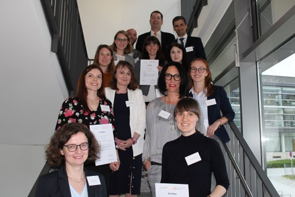Die Teilnehmerinnen des 5. Jahrgangs von mentUP+ mit Gleichstellungsreferentin Dr. Claudia Krell, Vizepräsident Prof. Dr. Jörg Fedtke, Projektkoordinator Dr. Benedikt Kuhnen und Prof. Dr. Rodrigo Isidor. 