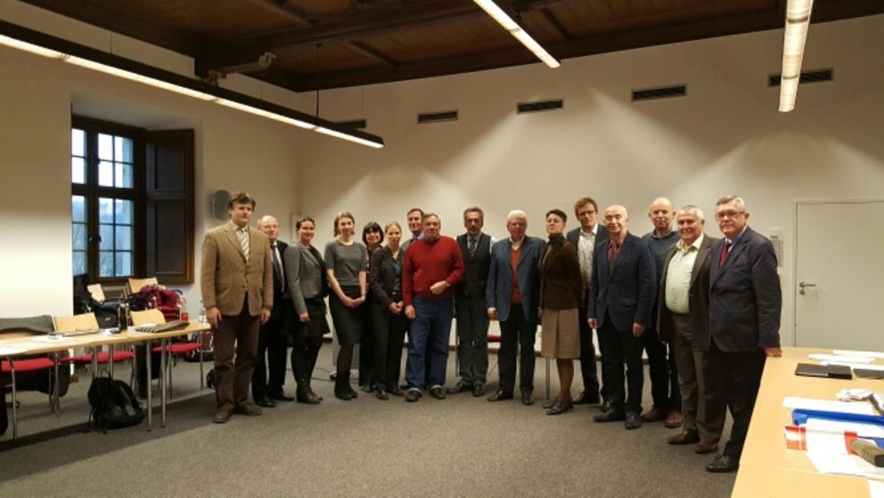 Das Foto zeigt die Teilnehmerinnen und Teilnehmer der Konferenz mit Projektkoordinator Dr. Boris Guseletov (links) und Prof. Dr. Heinrich Oberreuter (Mitte).