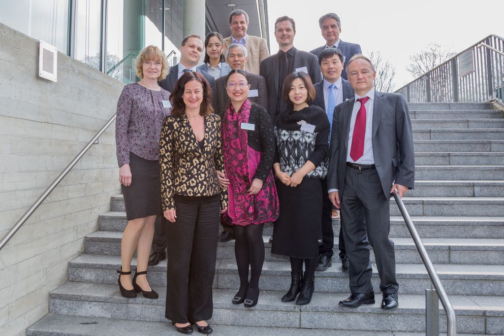 Das Bild zeigt die Teilnehmerinnen und Teilnehmer des deutsch-chinesischen Lehrerbildungsforums in Passau. Vordere Reihe von links: Prof. Dr. Jutta Mägdefrau, Vizepräsidentin Prof. Ursula Reutner, Fr. Prof. Wu Weidong, Dr. Shao Yanhong, Dr. Hans-Stefan Fuchs; zweite Reihe von links: Hr. Janne Leino, Fr. Cheng Jing, Prof. Zhang Kongyi, Prof. Matthias Brandl, Hr. Hu Yijun; hintere Reihe von links: Matthias Böhm und Prof. Andreas Michler. Foto: Universität Passau