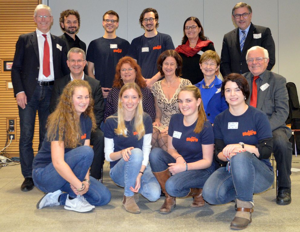 Die studentischen „Fremdgängerinnen Anna Berger (vorne, von links), Sina Weinhuber, Leonie Hörster und Sybille Holz; Festredner Dr. Fritz Audebert (Mitte, von links), Bürgermeisterin Erika Träger, Vizepräsidentin Prof. Dr. Ursula Reutner, stellv. Landrätin Gerlinde Kaupa, Emeritus Prof. Dr. Klaus Dirscherl; MdL Bernhard Roos (hintern, von links), Vizepräsident Prof. Dr. Harry Haupt, die „Fremdgänger Steffen Hornemann und Philipp Wiedemann, Stadträtin Ursula Karl-Hellwing und Stadtrat Georg Steiner.