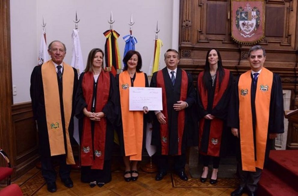 Gruppenfoto mit Hector Francisco Dama, Dekan der Fakultät für Wirtschaftswissenschaften, Prof. Dr. Romina Cavalli, Prorektorin für Lehre, Prof. Dr. Dr. h.c. Ursula Reutner, Prof. Dr. Carlos Ignacio Salvadores de Arzuaga, Rektor der Universidad del Salvador, Dr. Luciana Tondello, Prorektorin für Forschung, Claudio Blanchard, Studiengangsleiter.