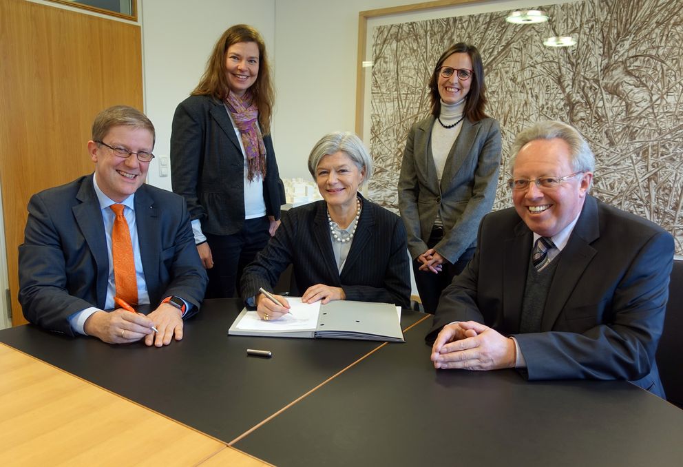 Freuen sich auf gute Zusammenarbeit: Frank Plechinger (Vorstand ICUnet.AG, von links), Dr. Annekatrin Meißner (Institut für Angewandte Ethik in Wirtschaft, Aus- und Weiterbildung der Universität Passau), Universitätspräsidentin Prof. Dr. Carola Jungwirth, Dr. Zsofia Schnelbach und Prof. Dr. Dr. Peter Fonk (beide Lehrstuhl für Theologische Ethik). Foto: Universität Passau