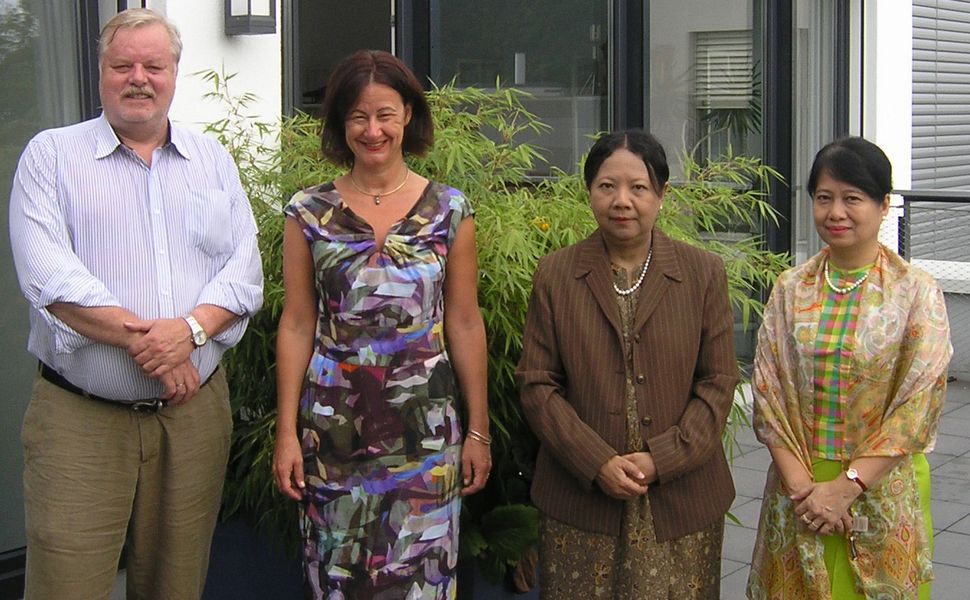 Das Bild zeigt Prof. Dr. Rüdiger Korff, Vizepräsidentin Prof. Dr. Ursula Reutner, Botschafterin Daw Yin Yin Myint sowie Prof. Dr. Chaw Chaw Sein.
