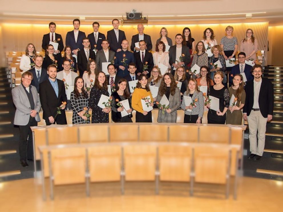 Gruppenfoto der Absolventinnen und Absolventen der philosophischen Fakultät