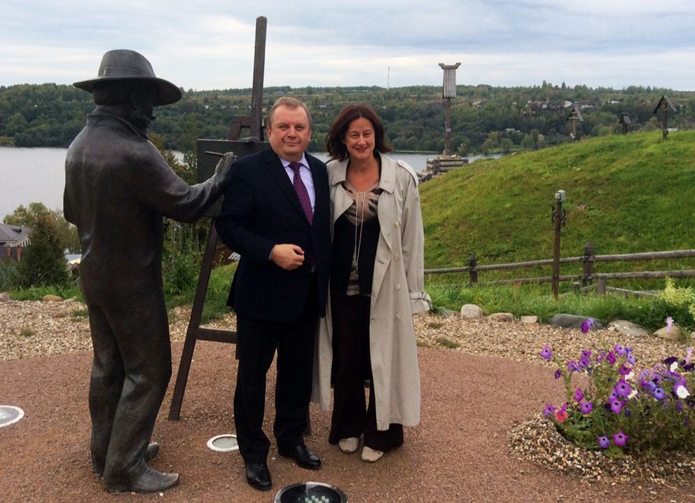 Valdimir Egorov, Rektor der Staatlichen Universität von Ivanovo, und Ursula Reutner, Vizepräsidentin für Internationale Beziehungen der Universität Passau, in Plyos am Denkmal des russischen Malers Isaak Levitan. Anlässlich des Partnerschafts-Jubiläums richtete die Universität Ivanovo eine wissenschaftliche Konferenz in Plyos aus.