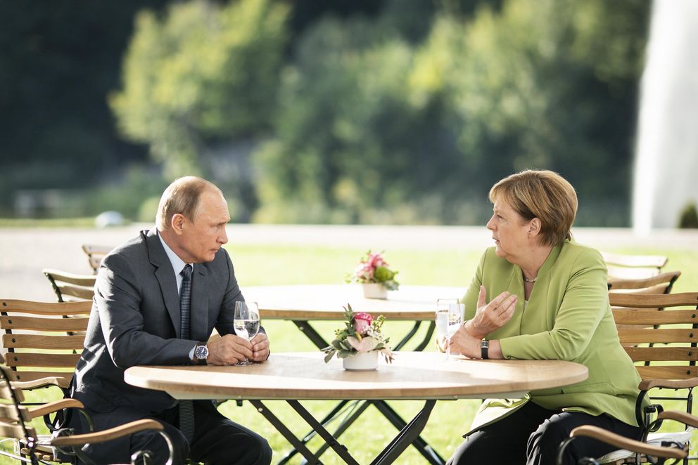 Was die beiden wohl zu besprechen haben? Memes, also Bilder, die nachträglich mit kurzen, prägnanten Texten versehen und auf sozialen Medien geteilt werden, werden beim Popkongress ebenfalls behandelt. Bundeskanzlerin Angela Merkel – hier im August 2018 mit Russlands Präsident Wladimir Putin im Park von Schloss Meseberg – ist häufiger "Star" dieses Internetphänomens. Foto: Steffen Kugler/Bundesregierung