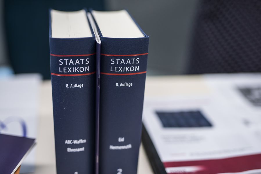 Abgebildet sind zwei Bänder der achten Auflage des Staatslexikons.