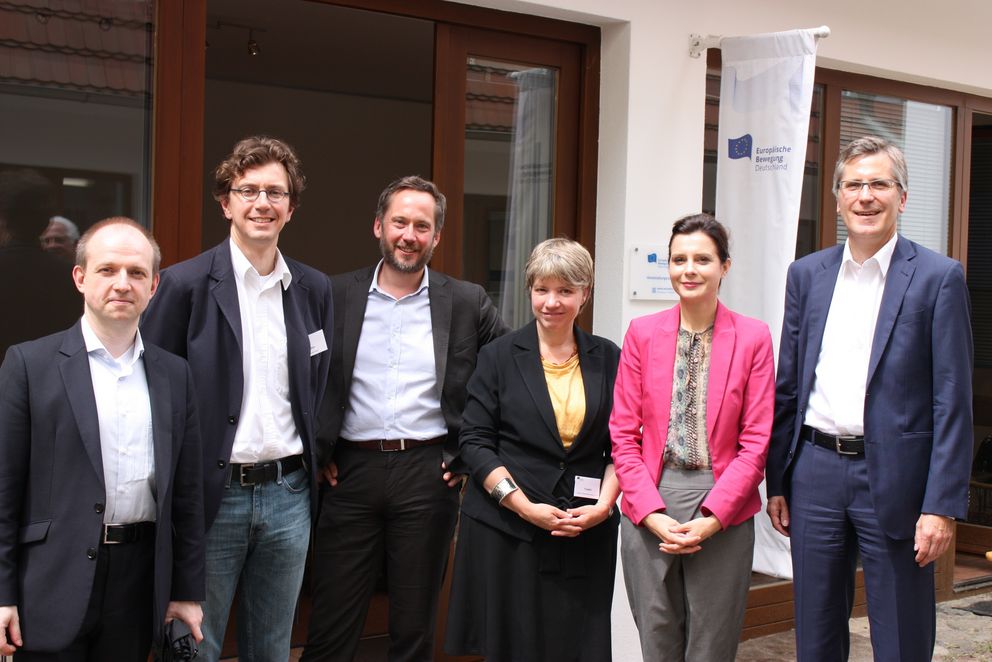 Bildhinweis: Am Round Table diskutierten Dr. Dr. Hans Martin Sieg (Vorstandsmitglied des Deutsch-Moldauischen Forums e.V., v.l.), Prof. Dr. Daniel Göler, Bernd Hüttemann (Generalsekretär der Europäischen Bewegung Deutschland e.V.), Dr. Odila Triebel (Programmleiterin des ifa), Dr. Andrea Despot (stellvertretende Leiterin der Europäischen Akademie Berlin) sowie Dr. Dieter Reinl (Referatsleiter 601 im Auswärtiges Amt). Foto: EBD