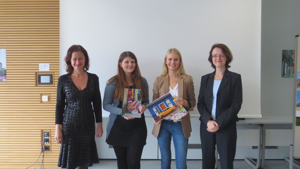 Prof. Dr. Ursula Reutner (l.) und Prof. Dr. Susanne Hartwig (r.) mit den Preisträgerinnen Marie-Claire Pfeiffer (2. v. l.) und Theresa Lang. Foto: Universität Passau