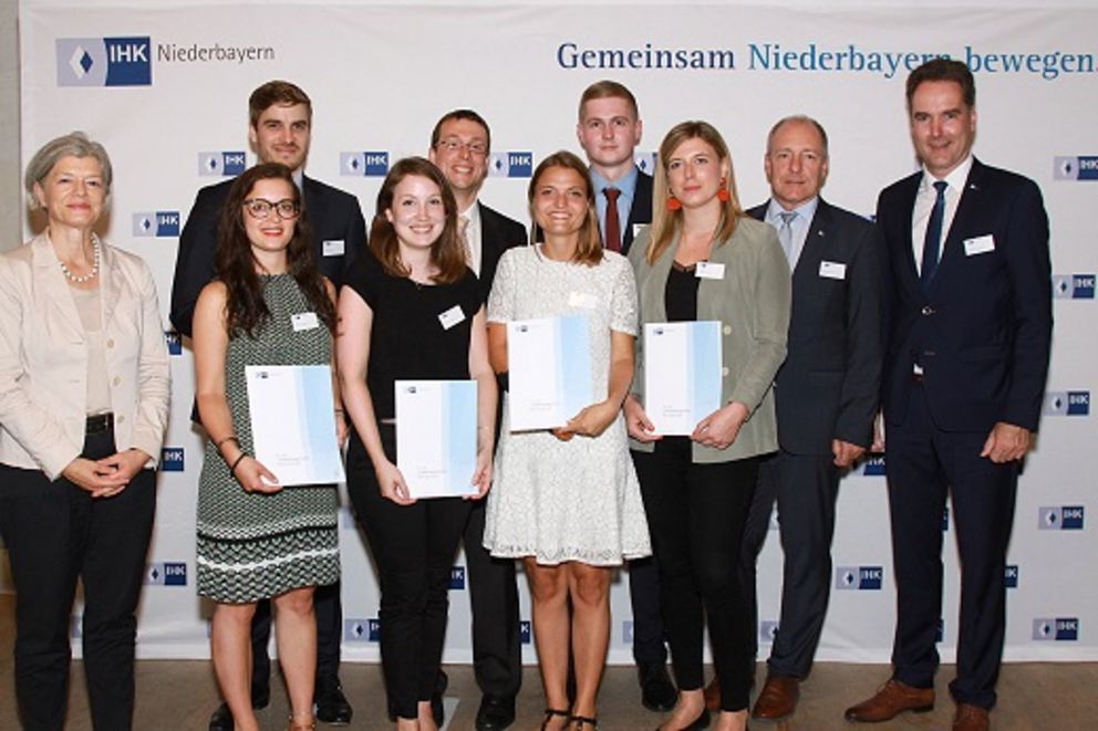 Gruppenfoto der Preisträgerinnen und Preisträger der Universität Passau, Brigitte Hanslmeier, Philipp Mosch, Katrin Luise Hoos, Dr. Patrick Figge, Katrin Armbruster, Dr. Sabine Moser und Tobias
Herrmann mit Universitätspräsidentin Prof. Dr. Carola Jungwirth, IHK-Präsident Thomas
Leebmann und Hauptgeschäftsführer Alexander Schreiner. 