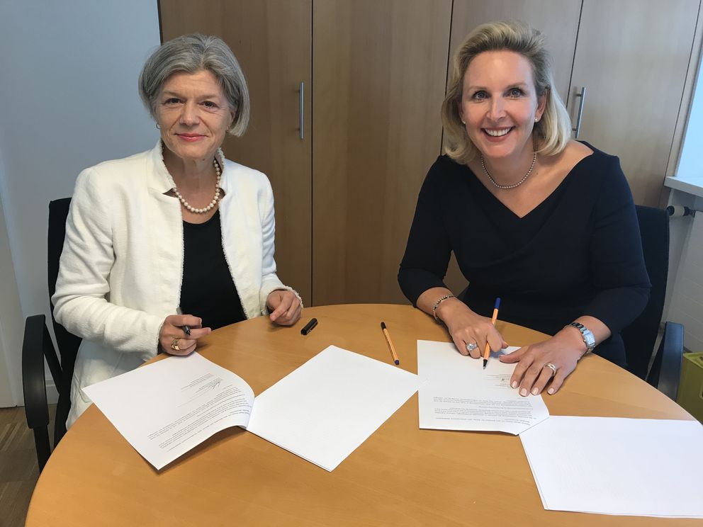 Präsidentin Prof. Dr. Carola Jungwirth und PNP-Verlegerin Simone Tucci-Diekmann unterzeichnen den Kooperationsvertrag.)