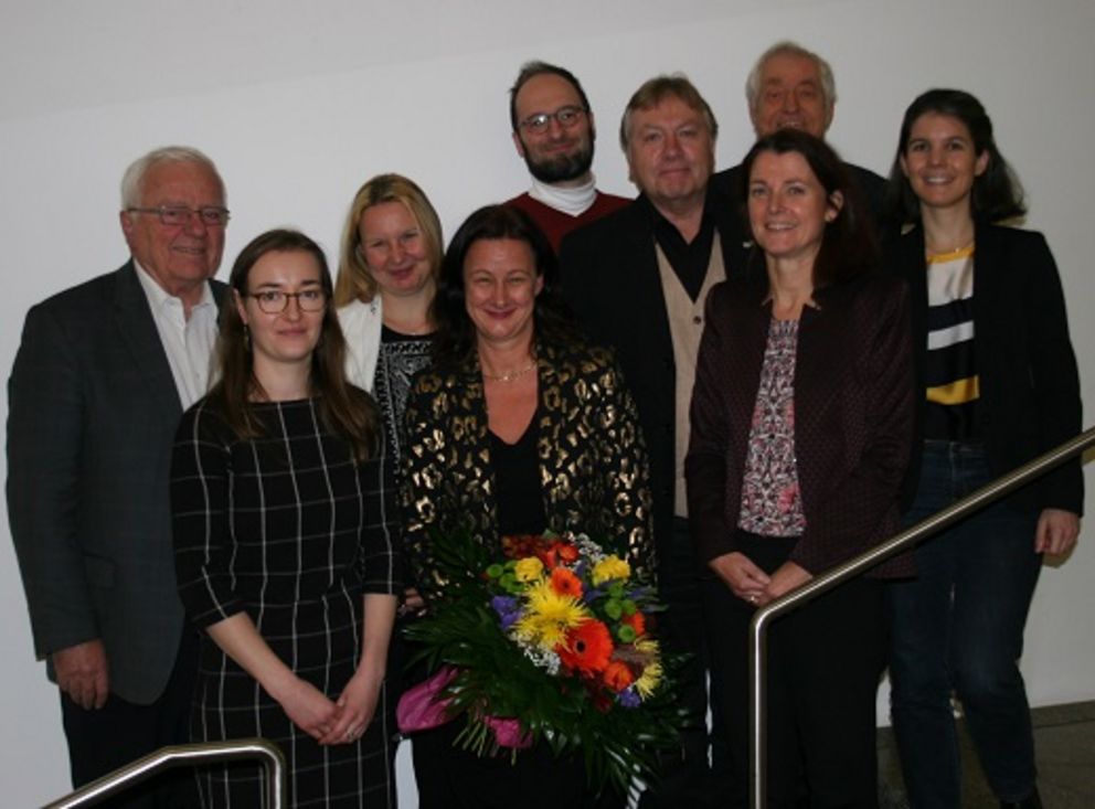 Gruppenbild von Vizepräsidentin Prof. Dr. Ursula Reutner (mit Blumenstrauß), Prof. Dr. Klaus Dirscherl, Dr. Mirjam Leuzinger, Stefanie Dallmeier, Prof. Dr. Harald Kosch, Prof. Dr. Jürgen Kamm, Barbara Zacharias, Prof. Dr. Martin Fincke und Morwenna Joubin